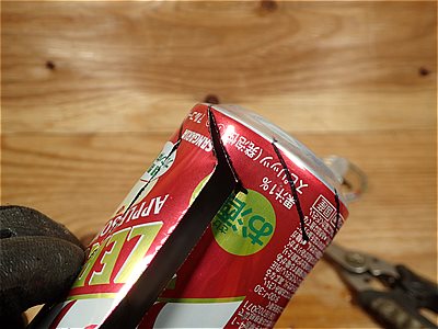 ペンチを使ってクネクネと折り曲げる