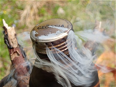 缶のフタの穴から煙が噴き出す