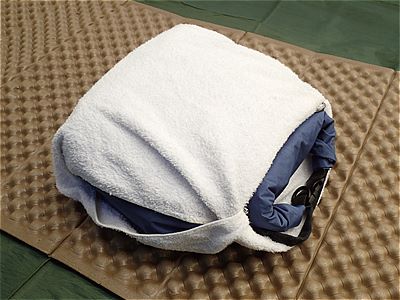 ロールトップ式防水バッグを使った枕