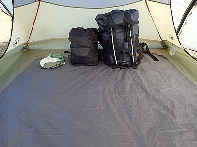 テント内にあった道具はザックに入れ、貴重品はサブバッグに入れる